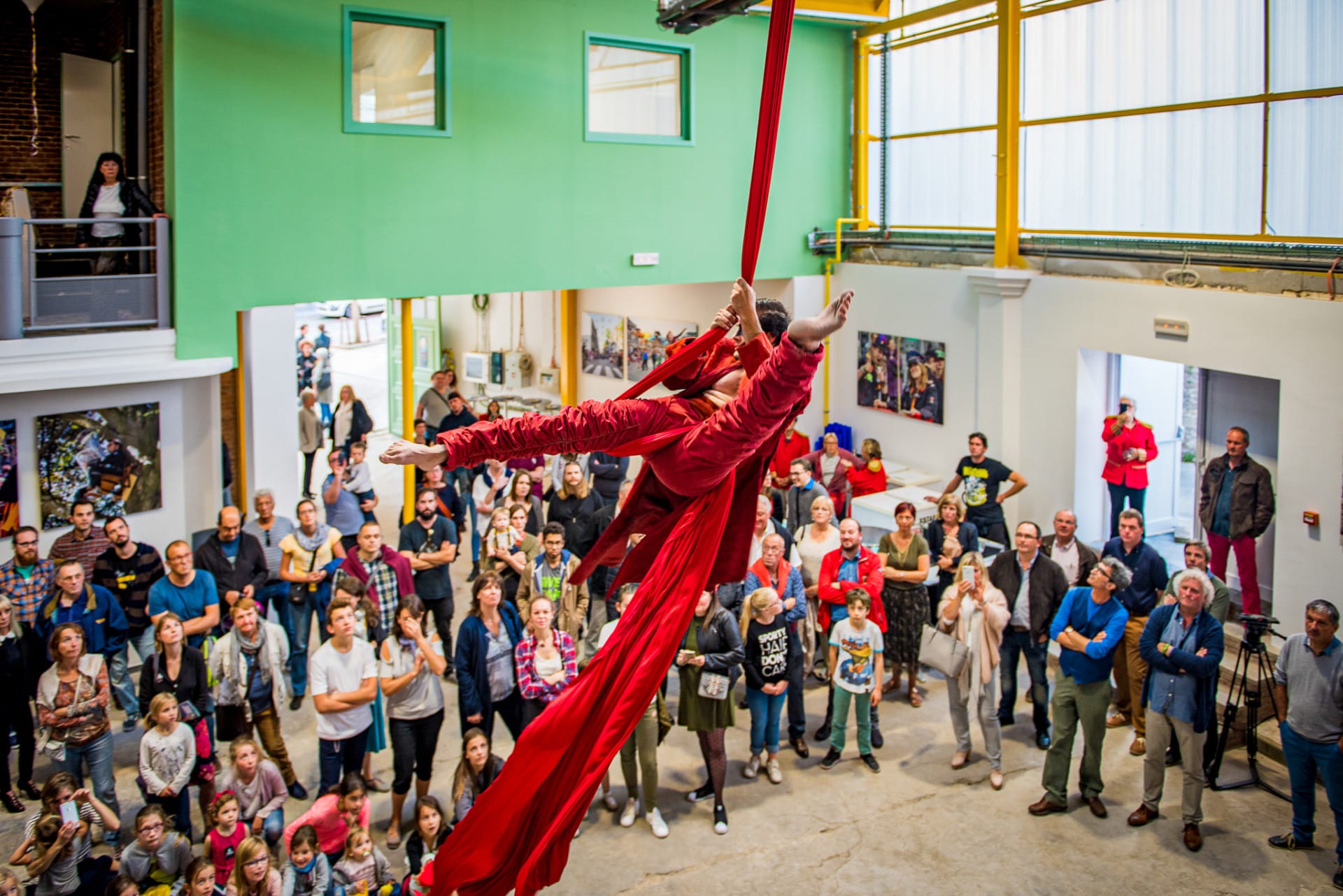 Artiste de rue lors d'un Rencart faisant du tissu aérien