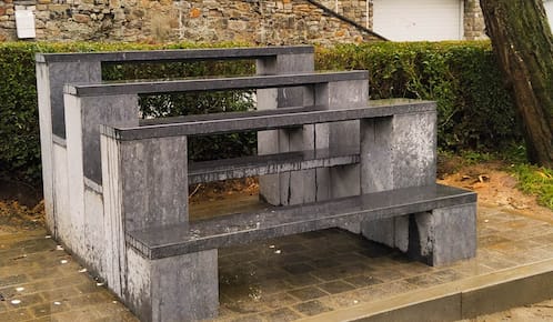 La balle pelote fait oeuvre sur la place de Meslin