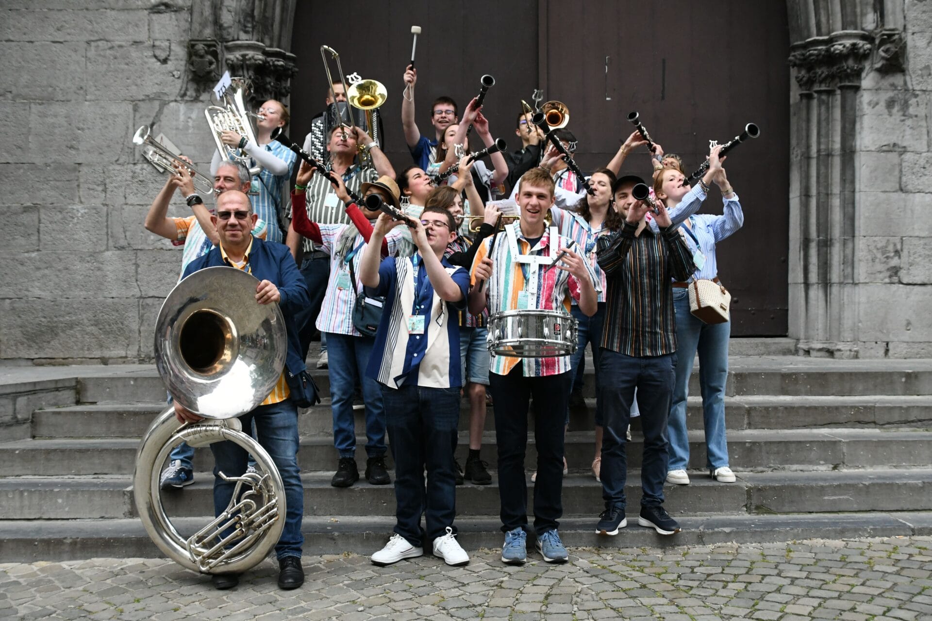 musiciens de Balk'en Rue, la fanfare balkanique de l'Académie de Musique d'Ath, posent avec leurs instruments de musique