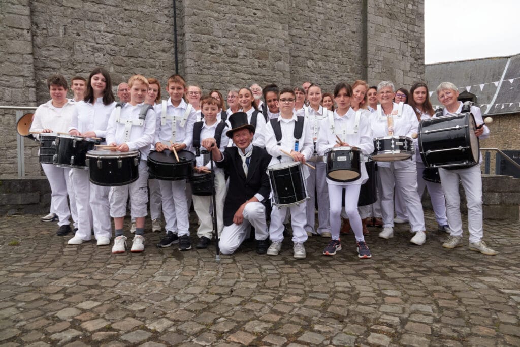 Les musiciens, de tous les âges, du groupe des Percutés, posent avec leurs instruments de musique