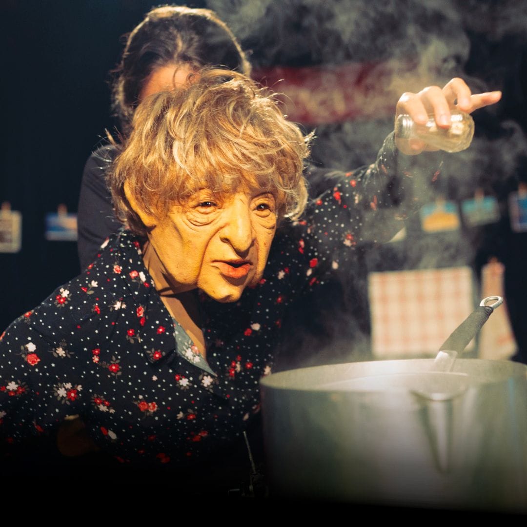 La marionnette fait à manger et met du sel dans le plat.