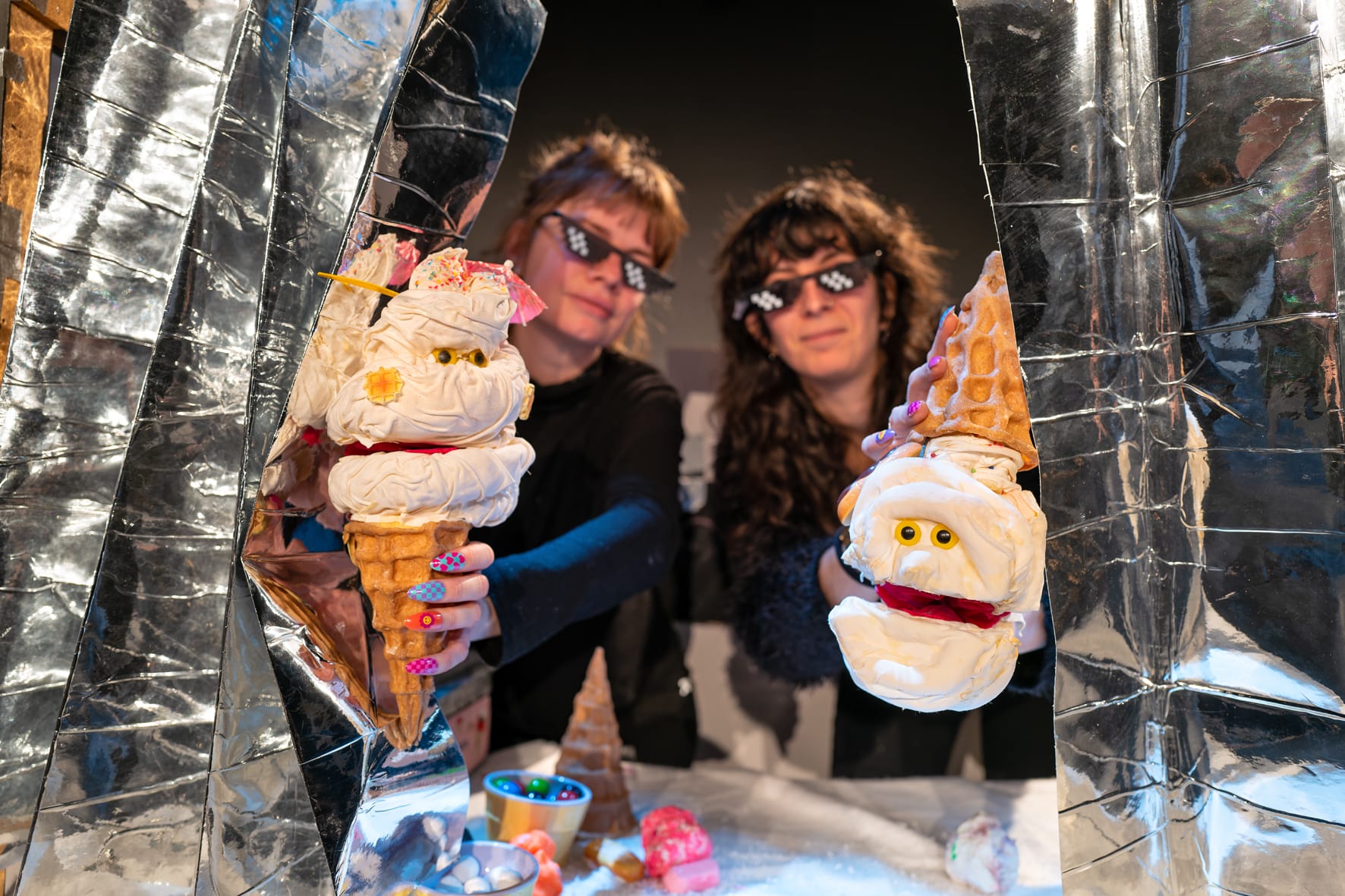 Photo des comédiennes et de leurs marionnettes.