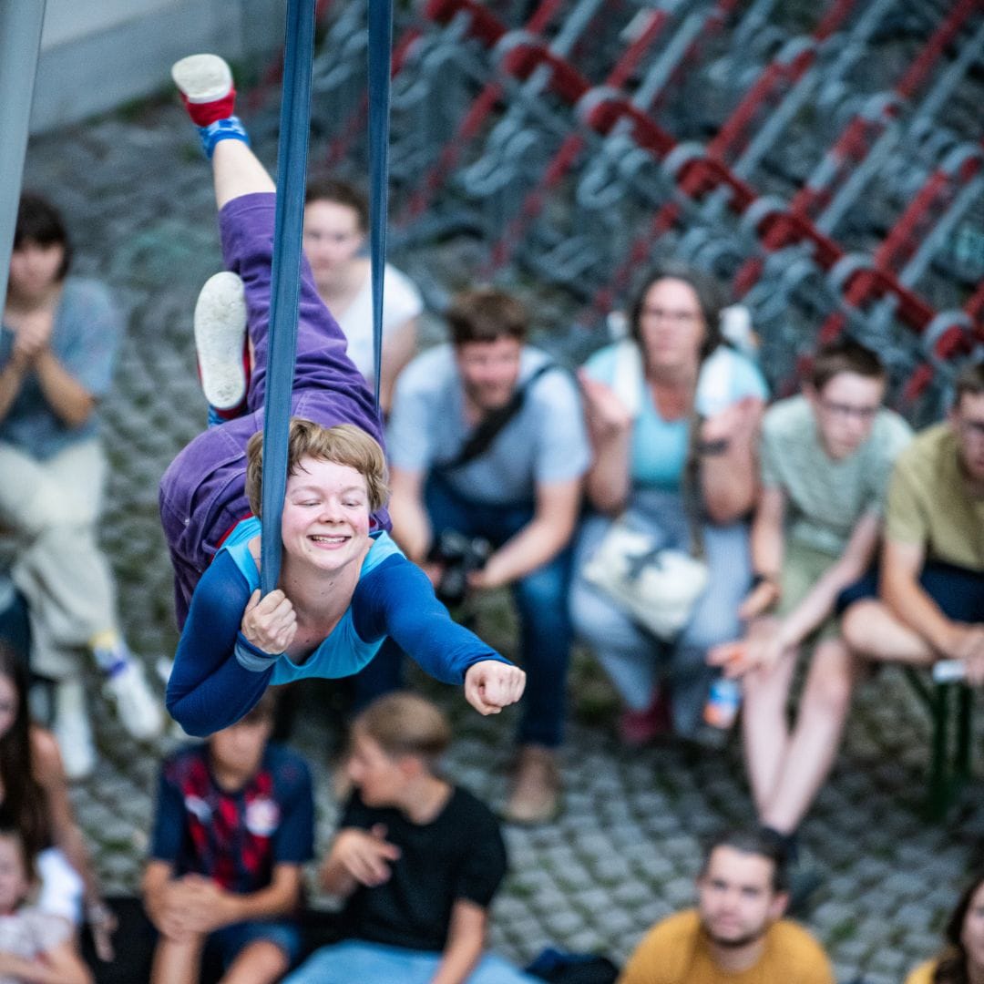 L'artiste est en équilibre en hauteur.