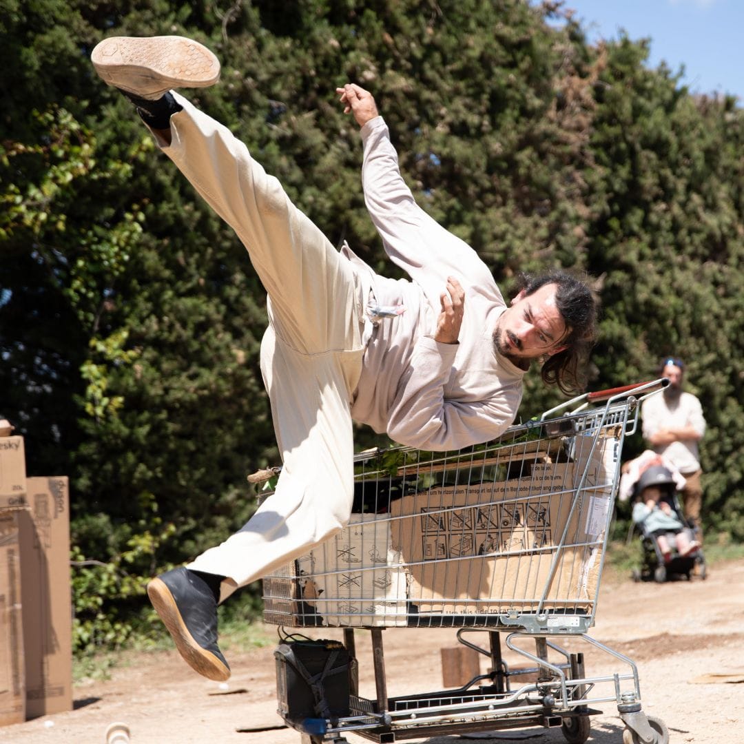 L'artiste fait une figure d'acrobatie.