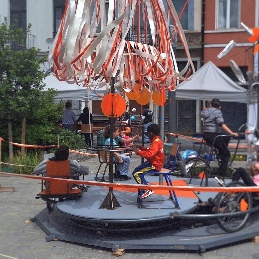 Le manège La Tourbille est occupé à tourner.