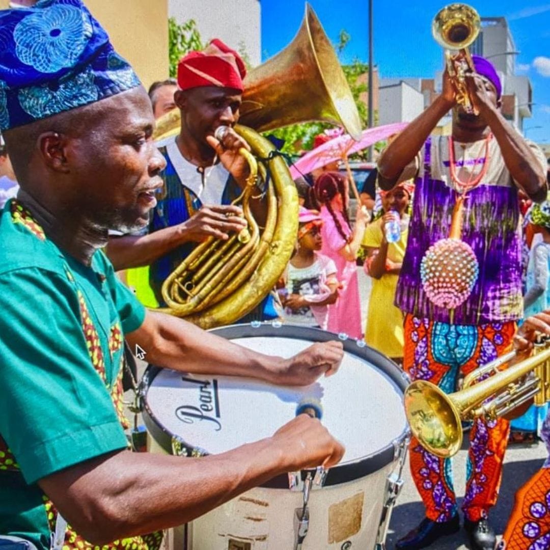 La bande entrain de faire de la musique.