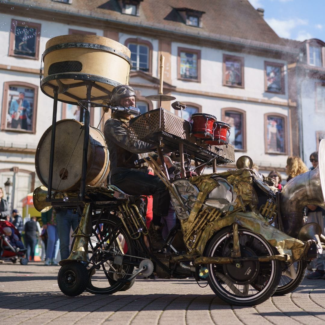 Le musicien fait de la musique avec son piano- vélo.