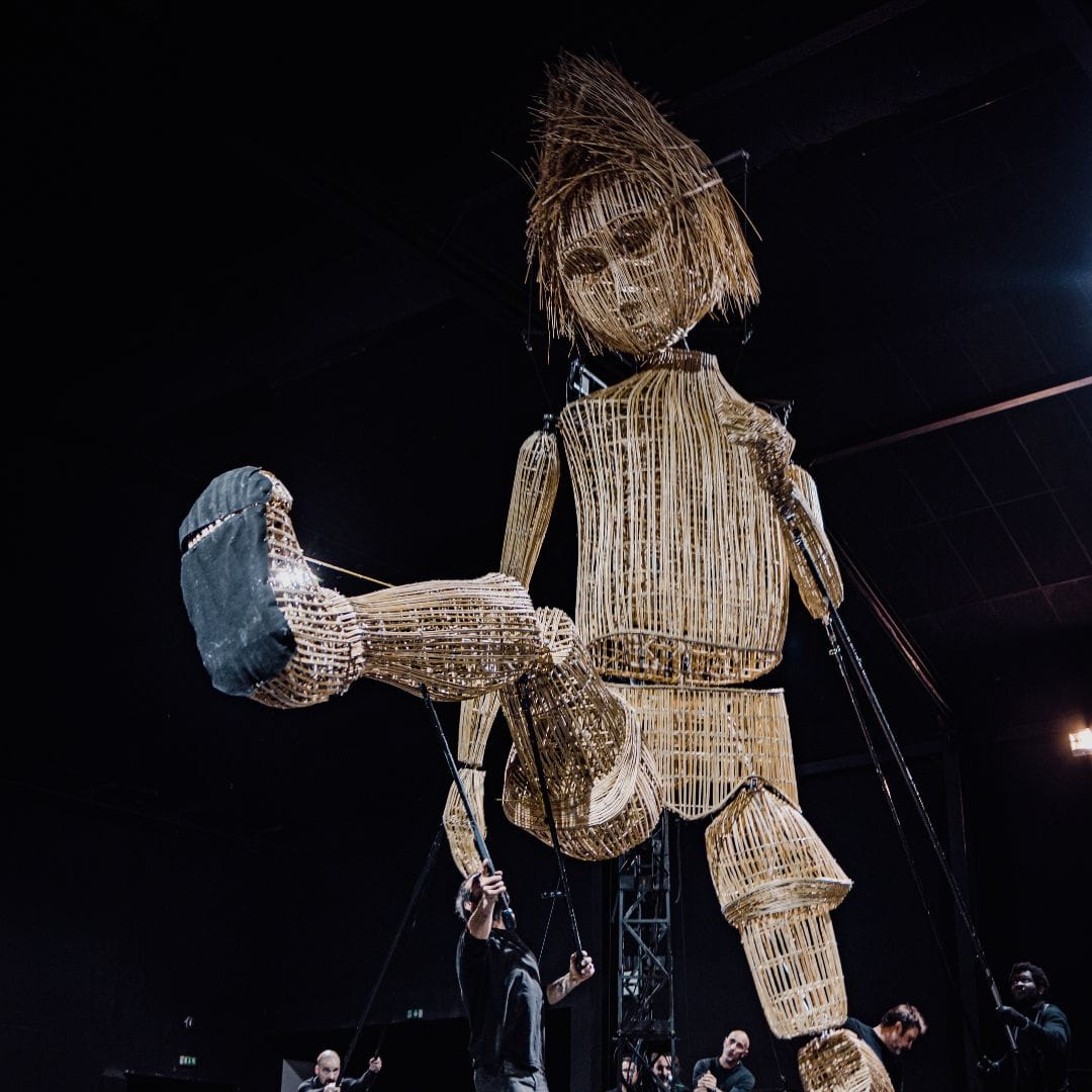 Marionnette géante qui est manipulée par des personnes.