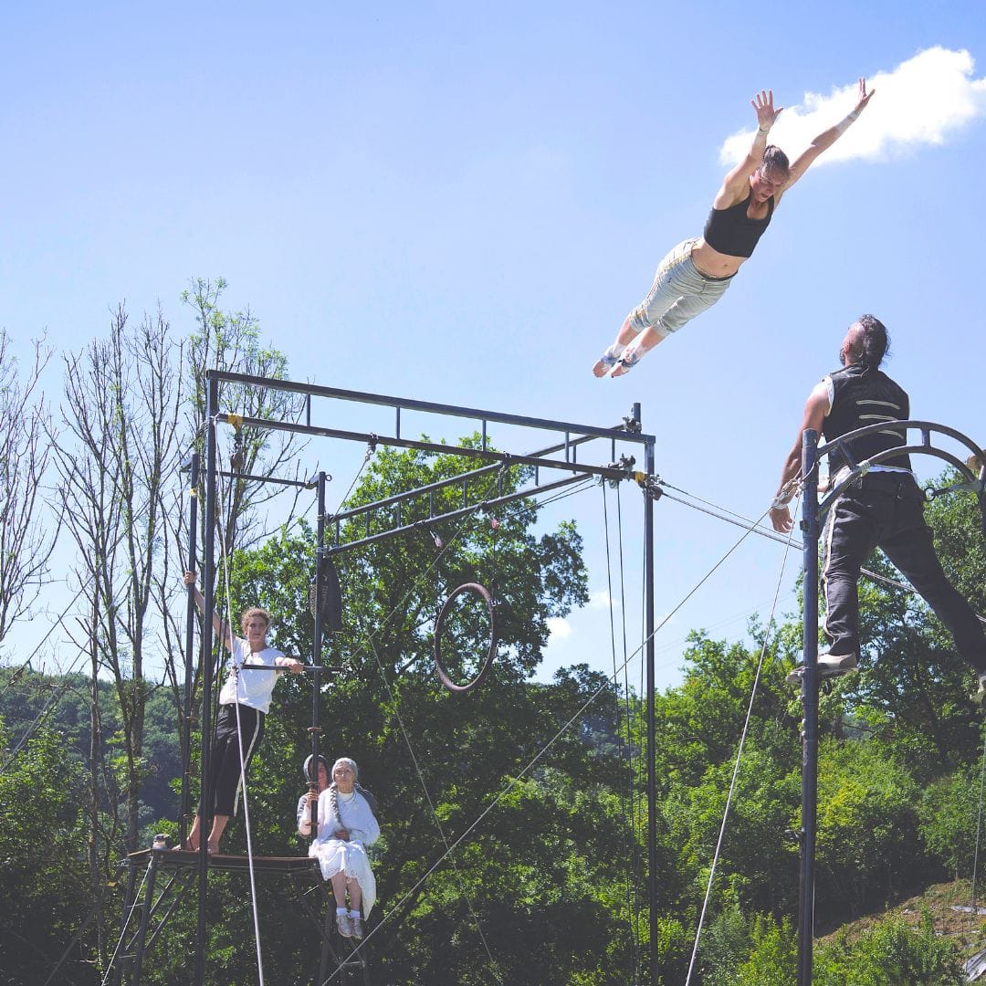 Deux acrobates dans le ciel et la marionnette.