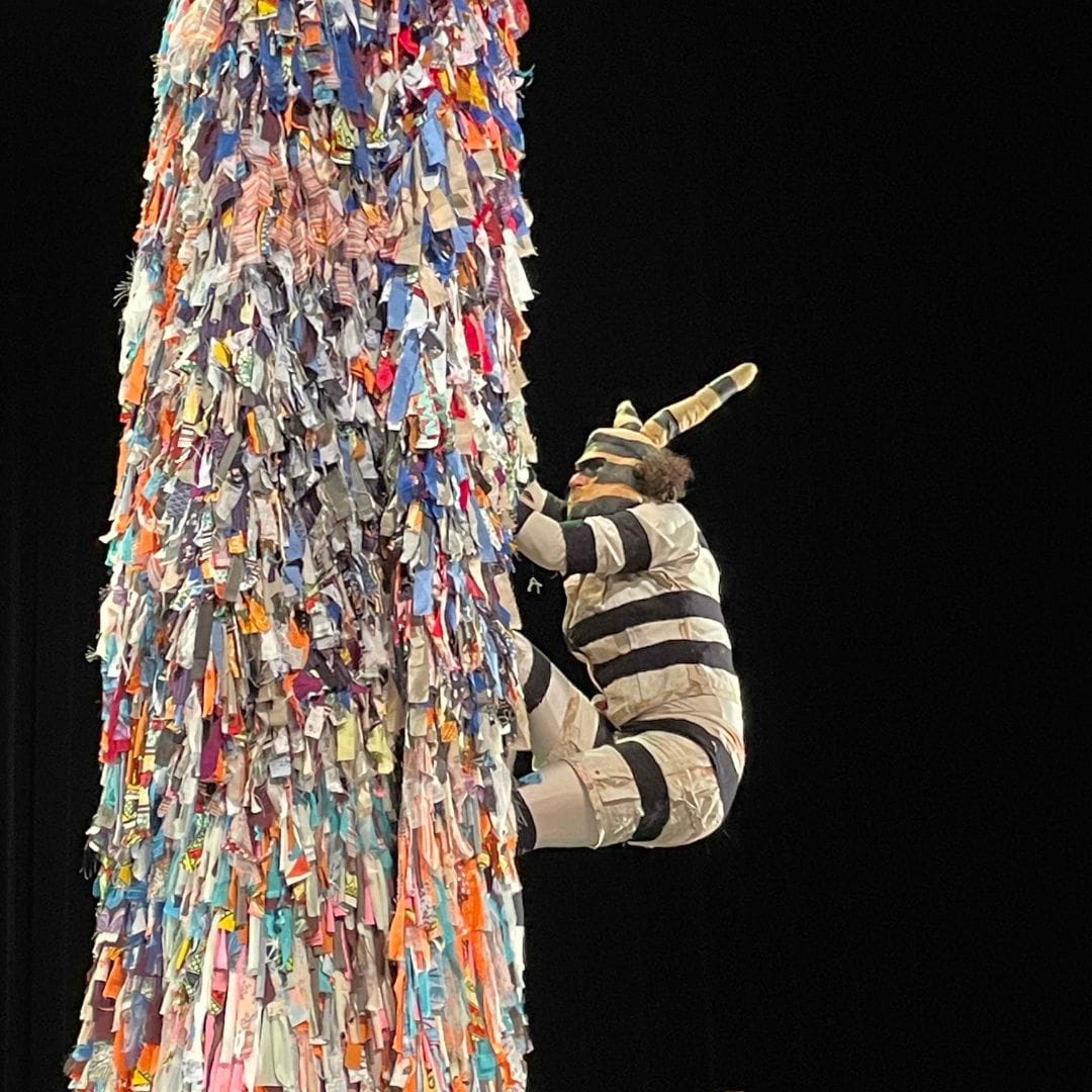 Le personnage haoka grimpe.