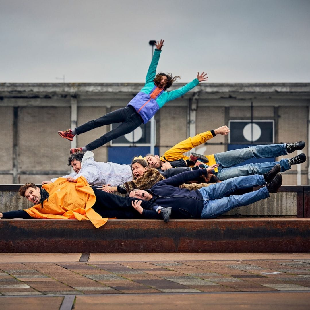 Les comédiens sautent dans tous les sens.