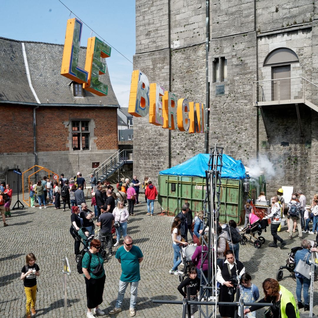 Photo de la cour du château Burbant pendant Sortilèges.