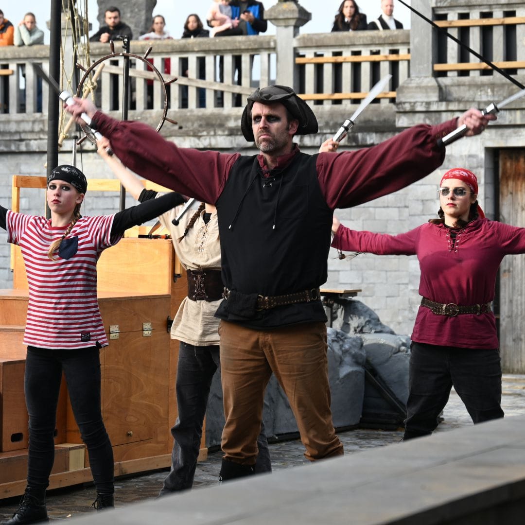 Les pirates lèvent leurs bras vers le haut.