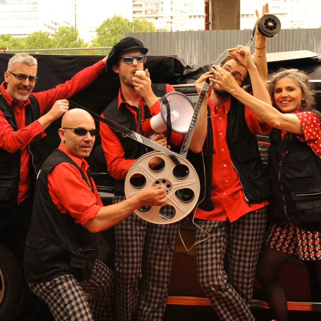 Les artistes tiennent une bobine de film.