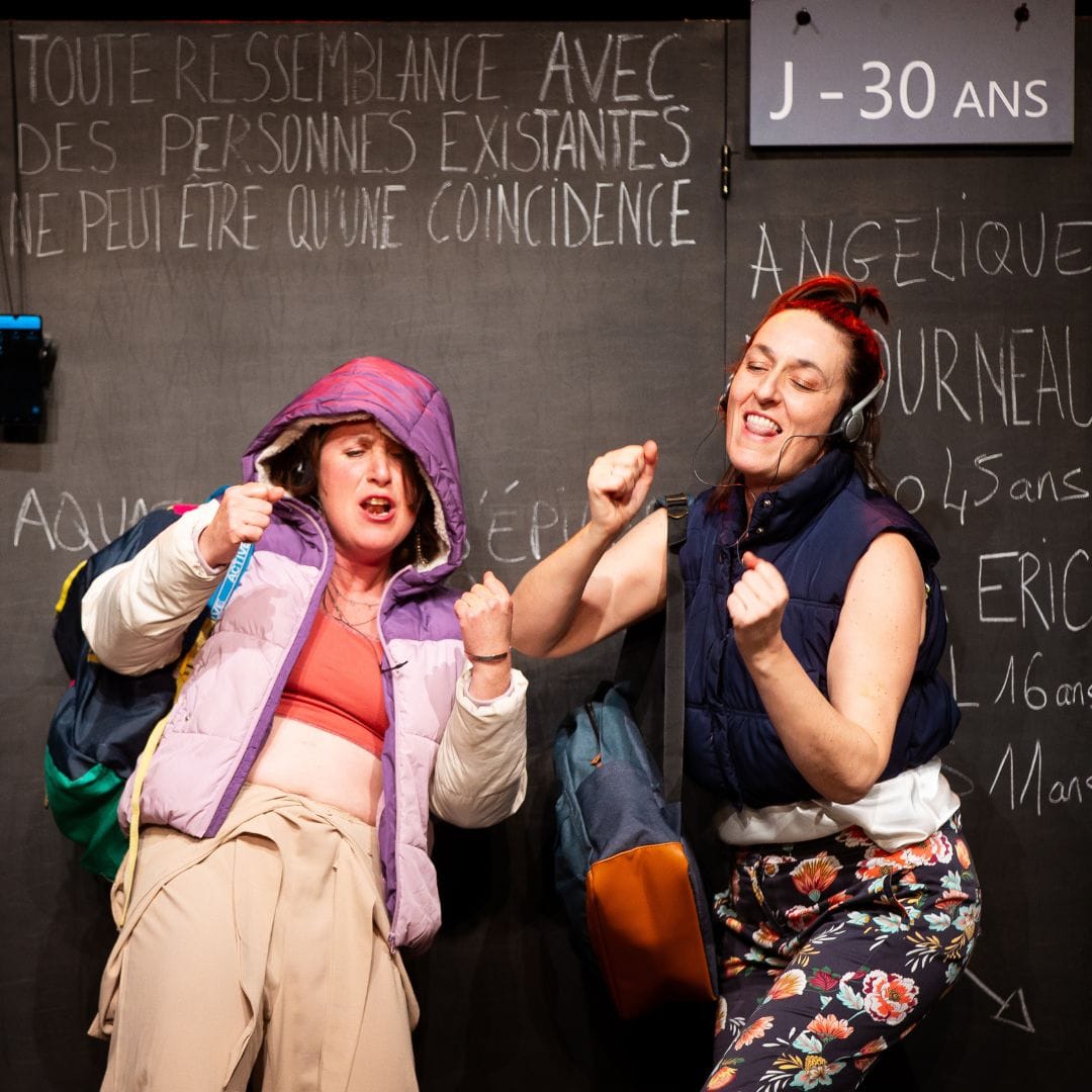 Une des comédiennes met sa capuche et l'autre écoute de la musique