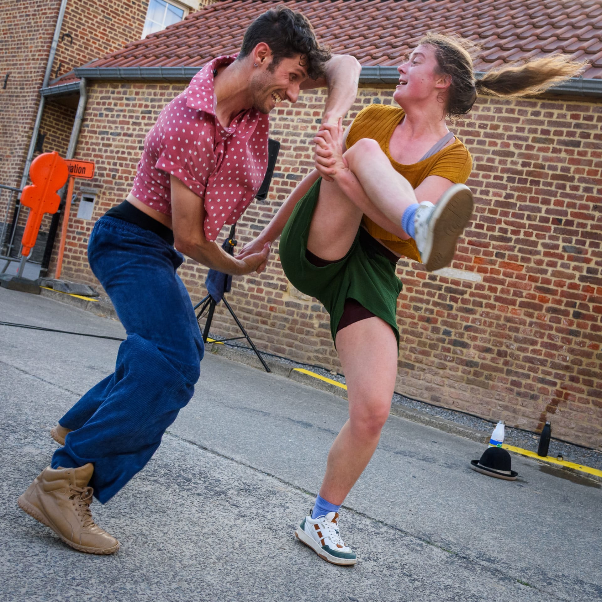 Les deux acrobates entrain de danser.