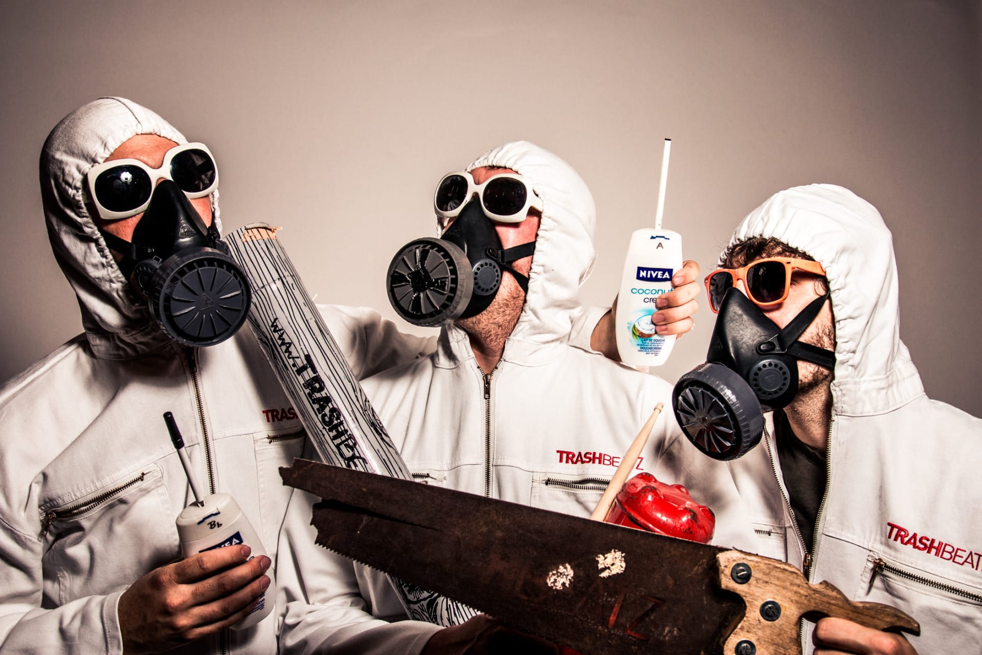 Les trois musiciens avec des masques et des objets recyclés.