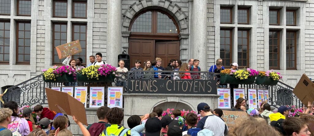 Les enfants prennent la parole devant l'Hôtel de Ville